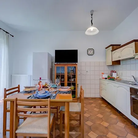 Charming La Gelosia Few Min From Lake: 2Br Monvalle Apartment - Happy Rentals * Monvalle